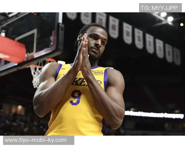 夸梅直言布朗尼在大学表现平平不及部分高中球员的潜力与实力